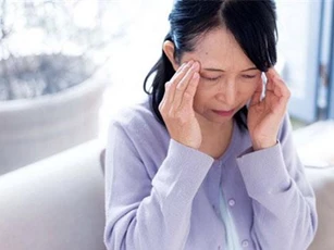 Vừa nhìn thấy con dâu tương lai, mẹ tôi bần thần rồi cúi mặt lau nước mắt đầy xúc động nhưng tôi lại không dám cưới cô ấy nữa
