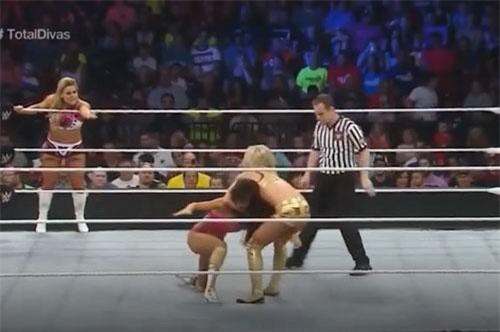 Clip: Nữ đô vật WWE khóc nức nở trên sàn đấu vì bị đối thủ tụt quần