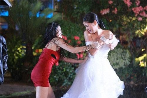 Màn đánh ghen có 1-0-2 mà kẻ đánh ghen đang ở thế chủ động, trong nháy mắt lại mất cả chì lẫn chài