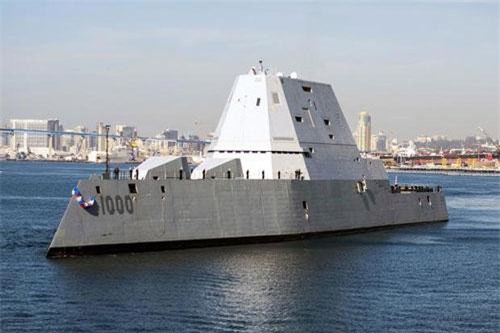 Khu trục hạm tàng hình Mỹ thay cả động cơ vì lý do không ngờ