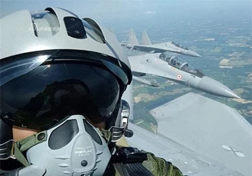 Cuối tuần vừa rồi, các phi công tiêm kích Rafale của Pháp đã thích thú "tự sướng" khi được bay cùng với các tiêm kích Su-30MKI của Không quân Ấn Độ. Dù ra đời sớm hơn - nghĩa là tới nay tuổi đời đã cao hơn nhưng các tiêm kích Rafale của Pháp vẫn đắt đỏ hơn rất nhiều so với chiến đấu cơ Su-30MKI do Nga sản xuất. Nguồn ảnh: Sina.