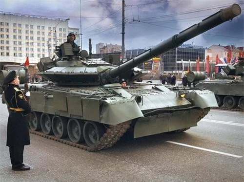 Xe tăng chiến đấu chủ lực T-80BVM trong một cuộc duyệt binh. Ảnh: TASS.