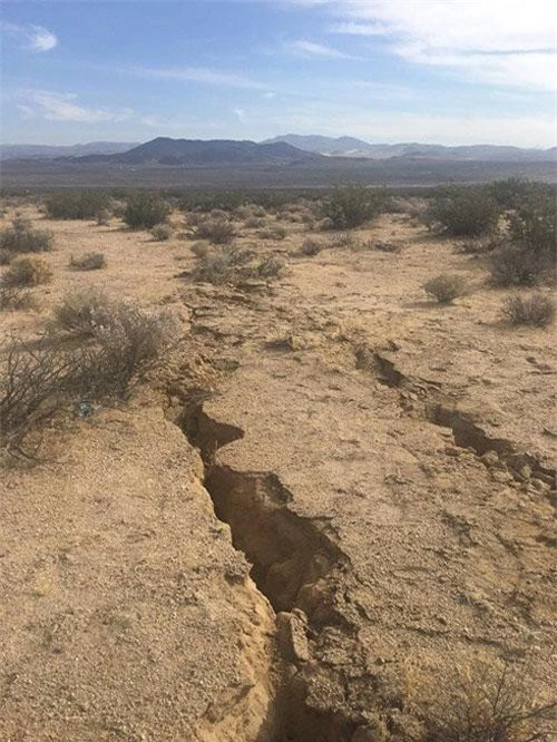 Vết nứt lớn xuất hiện sau trận động đất mạnh tới 7,1 độ Richter.