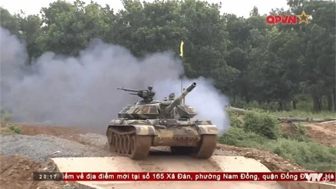 Trong phóng sự “Luyện tập chuẩn bị tham gia hội thao quân sự quốc tế” trên kênh truyền hình QPVN, lần đầu tiên khán giả qua màn ảnh nhỏ được tận mắt chứng kiến T-54M3 của Binh chủng Tăng – Thiết giáp thể hiện sức mạnh trên thao trường. Hiện T-54M3 là biến thể đại nhất của dòng xe tăng T-54/55 của Việt Nam. Nguồn ảnh: QPVN.