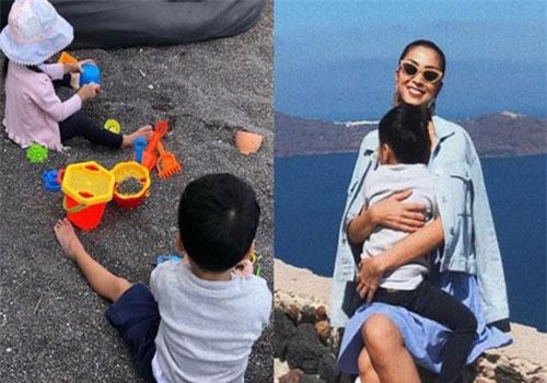 2 nhóc tỳ nhà Hà Tăng nghỉ hè sang chảnh ở Hy Lạp, Richard lớn phổng phao lắm rồi mà vẫn nũng nịu trong lòng mẹ