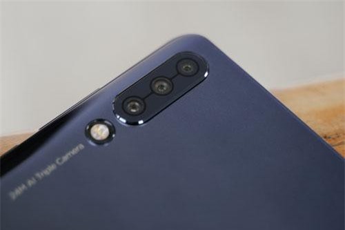 Smartphone 3 camera sau, chip Snapdragon 730, RAM 8 GB, giá cực rẻ