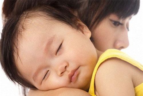 Nhìn ánh mắt vô hồn của con mỗi ngày, cảm giác tội lỗi lại tràn ngập đầu óc tôi