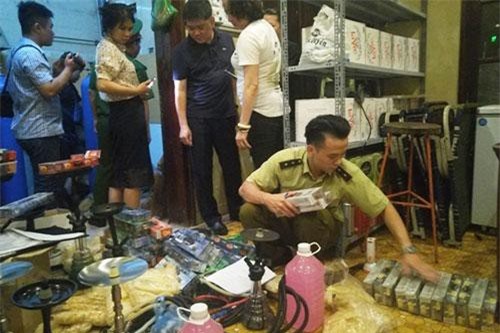 Đồng loạt kiểm tra quán bar trên địa bàn quận Hoàn Kiếm, bắt nghi can sát hại vợ cũ trong cửa hàng