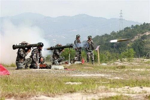 Quân đội Trung Quốc bắn kiểm tra súng chống tăng Type 98 (PF-98). Ảnh: 81.cn