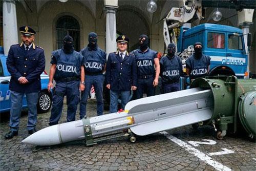 Italia truy quét phong trào phát xít mới, tịch thu nhiều vũ khí, tên lửa