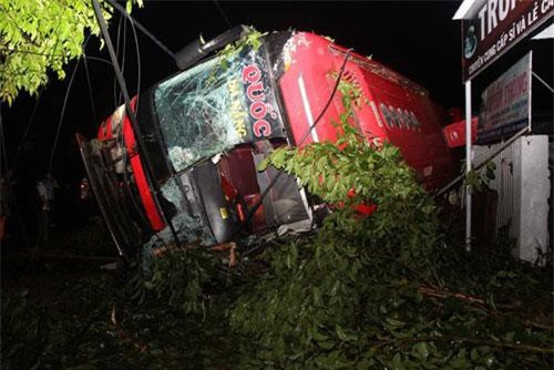 Đắk Lắk: Lật xe khách, 1 người tử vong, nhiều người bị thương