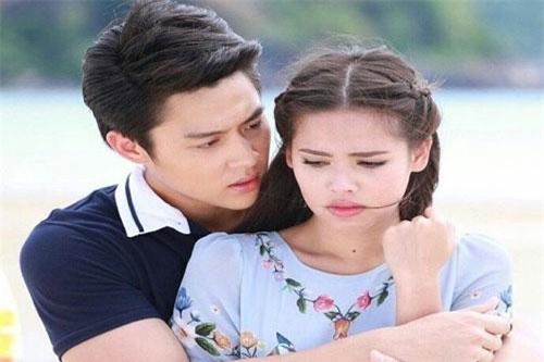 Kinh sợ phát hiện bí mật đôi giày đỏ cũ trong phòng cưới ngay đêm tân hôn