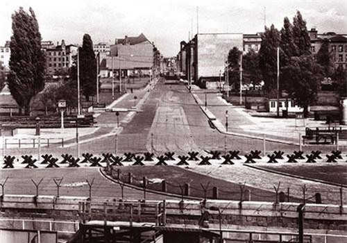 Những đôi tai dưới chân tường Berlin