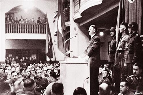 Ai là người đầu tiên mưu sát Adolf Hitler?