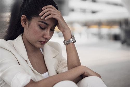 Bữa nào mẹ chồng cũng vơ hết thức ăn thừa vào túi nhỏ mang đi, tôi bám theo đến ngôi nhà rách nát thì gặp cảnh tượng khó tin, càng choáng váng hơn với câu chuyện của họ