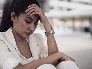 Bữa nào mẹ chồng cũng vơ hết thức ăn thừa vào túi nhỏ mang đi, tôi bám theo đến ngôi nhà rách nát thì gặp cảnh tượng khó tin, càng choáng váng hơn với câu chuyện của họ