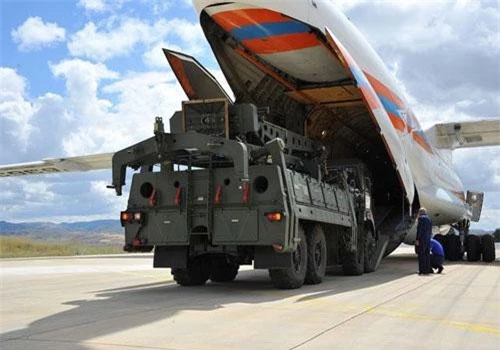 Lô hàng đầu tiên của hệ thống S-400 được Nga chuyển tới sân bay Thổ Nhĩ Kỳ (Ảnh: Reuters)
