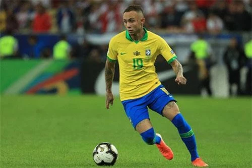 Everton Soares.