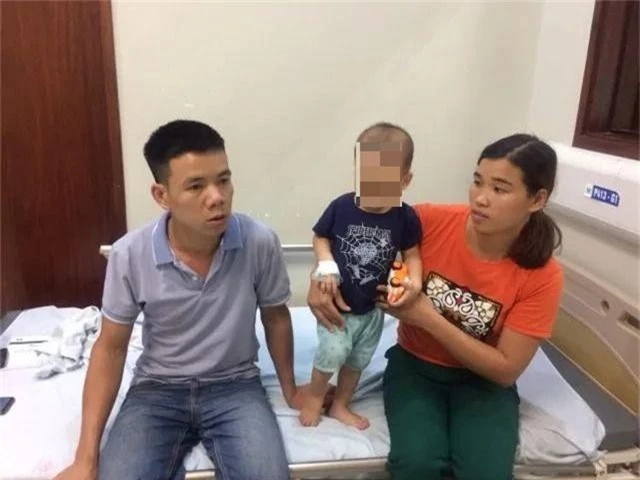 Cả gia đình nhập viện vì nghi bị kẻ xấu ném thuốc trừ sâu vào téc nước - 2
