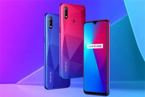 Realme 3i có 3 tùy chọn màu sắc gồm đỏ, đen và xanh. Giá bán của phiên bản Ram 3 GB tại Ấn Độ là 7.999 Rupee (tương đương 2,72 triệu đồng). Phiên bản RAM 4 GB có giá 9.999 Rupee (3,40 triệu đồng).