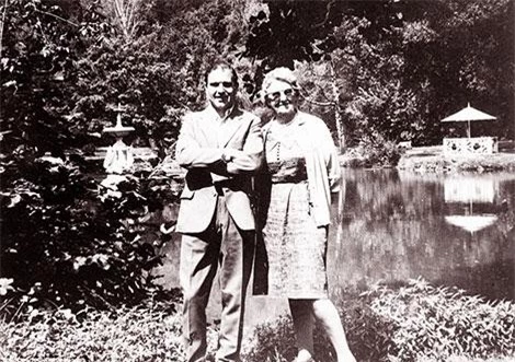 George Blake bên mẹ của mình, khi còn chưa bị phát hiện.