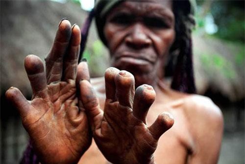 CLIP: ‘Rợn người’ với những tập tục kỳ dị của bộ lạc biệt lập thế giới ở Indonesia