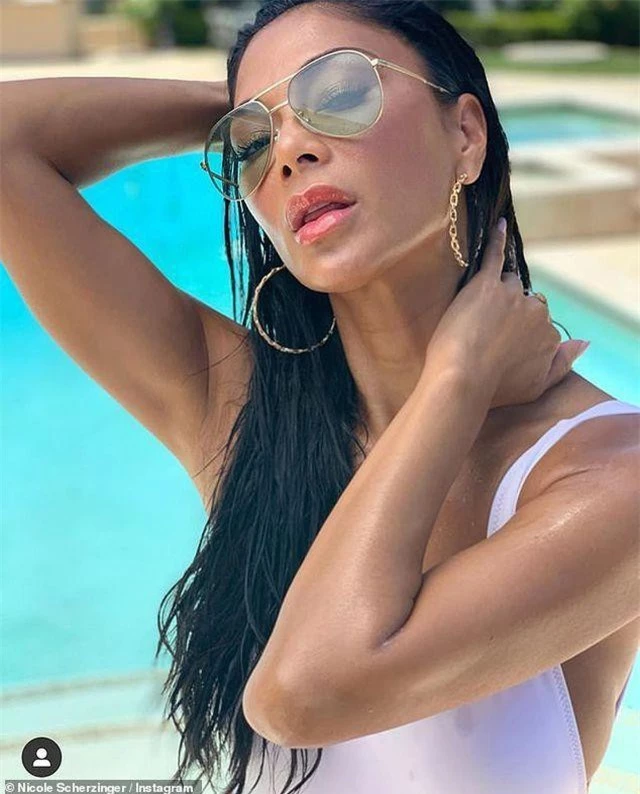 Nicole Scherzinger chia sẻ với fans những hình ảnh nóng bỏng trên trang cá nhân Instagram 