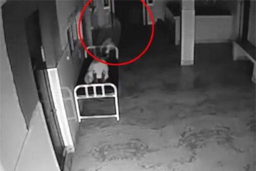 CLIP: Sốc trước cảnh tượng ‘hồn lìa khỏi xác’ được camera an ninh ghi lại