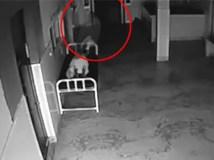 CLIP: Sốc trước cảnh tượng ‘hồn lìa khỏi xác’ được camera an ninh ghi lại