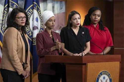 Từ trái qua phải: “Bộ tứ” nghị sĩ Rashida Tlaib, Ilhan Omar, Ocasio-Cortez, Ayanna Pressley (Ảnh: AP)