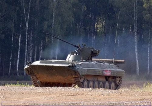 Trong khuôn khổ Diễn đàn Quân sự - Kỹ thuật Army 2019 mới kết thúc cách đây không lâu, Quân đội Nga trình diễn sức mạnh hai phiên bản nâng cấp hai dòng xe chiến đấu bộ binh BMP-1 và BMP-2. Trong ảnh, phiên bản cải tiến BMP-1AM thao diễn trước đông đảo quan khách. Nguồn ảnh: Bastion-Kapenko