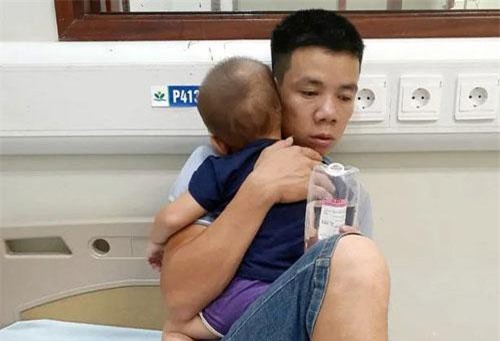 Phú Thọ: Cả gia đình nhập viện vì nghi bị kẻ xấu ném thuốc trừ sâu vào téc nước