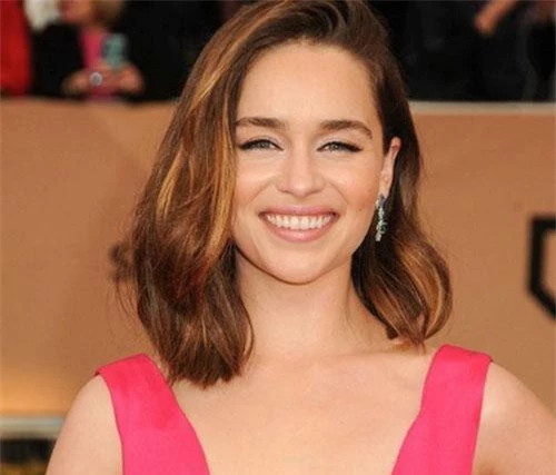 Emilia Clarke sớm đã bén duyên với diễn xuất từ khi mới 3 tuổi nhưng phải đến khi vào vai “Mẹ Rồng” Daenerys Targaryen trong loạt phim “Game of Thrones”, tên tuổi của Emilia Clarke mới được nhiều người biết đến. Hiện tại, “bông hồng nước Anh” đã trở thành một trong những tên tuổi hạng A tại Hollywood và từng được bầu chọn là người phụ nữ quyến rũ nhất hành tinh.