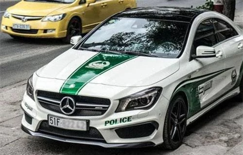 Một chiếc xe Mercedes mang biển TPHCM dán logo cảnh sát Dubai (ảnh: Báo Giao thông)