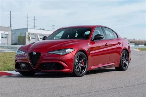 10. Alfa Romeo Giulia Quadrifoglio (vận tốc tối đa: 307 km/h).