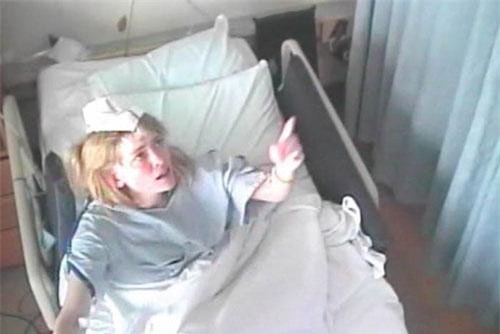 Cô gái nghi bị "ma ám, bác sĩ yêu cầu cô vẽ một chiếc đồng hồ và tìm ra nguyên nhân