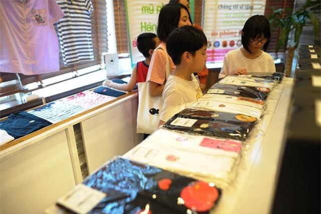 Khai trương phòng trưng bày giới thiệu và bán các sản phẩm có hình nhân vật nhóm nhạc BTS