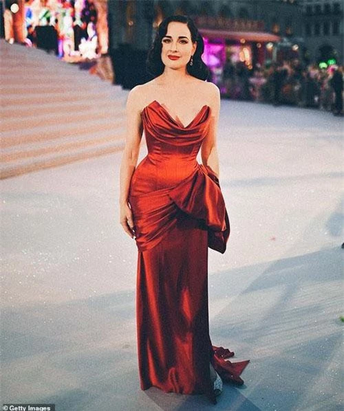 Vũ nữ Dita Von Teese (46 tuổi)