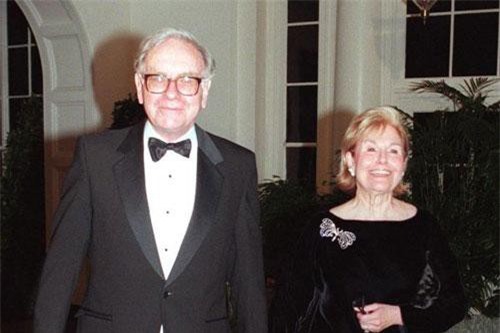 Doanh nhân Đặng Lê Nguyên Vũ khuyên "Đàn ông tính chuyện lớn đừng lấy vợ giống qua", còn tỷ phú thế giới Warren Buffett, Bill Gates nói gì về hôn nhân?