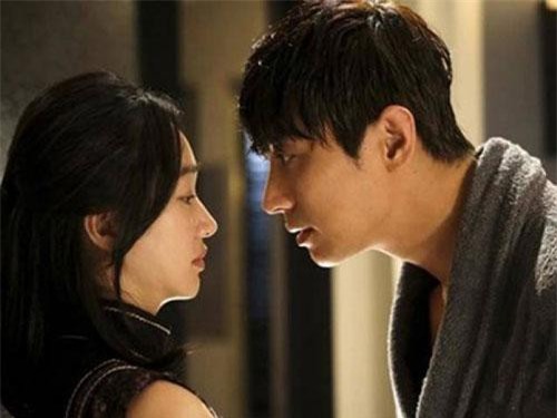 Ám ảnh bởi chiêu ngăn vợ ngoại tình của chồng già bất lực