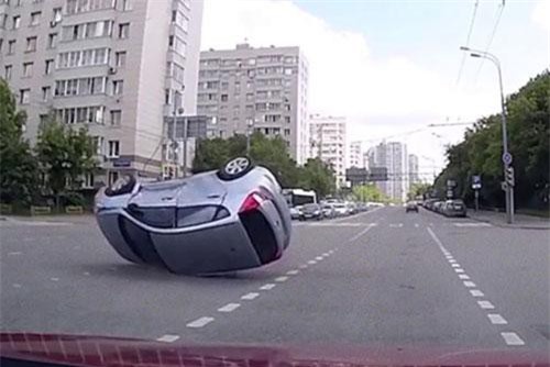 CLIP: ‘Lạnh gáy’ trước những tai nạn kinh hoàng như có ma ám