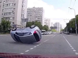 CLIP: ‘Lạnh gáy’ trước những tai nạn kinh hoàng như có ma ám