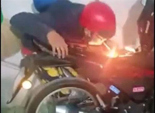 Clip: Thanh niên 'chơi ngông', châm lửa bình xăng mồi thuốc
