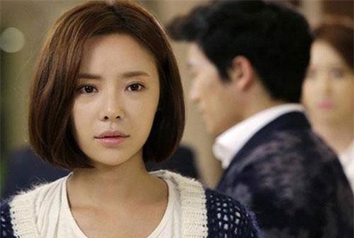 Chồng chở bồ đi chơi còn khoe ảnh, vợ "chốt" một câu khiến ai cũng hả hê