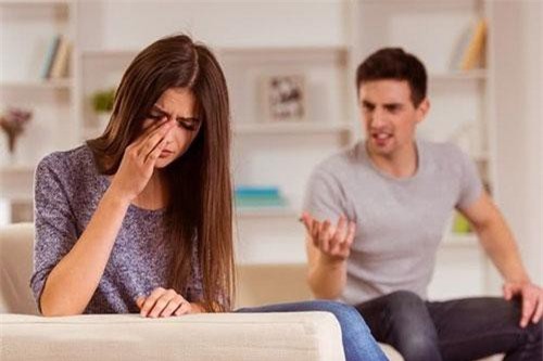 Chồng bỏ trốn để vợ con bơ vơ nơi "đất khách quê người", tự "đương đầu" với các chủ nợ