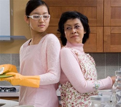 Mẹ chồng từng thấy tôi là mang thức ăn đi giấu!