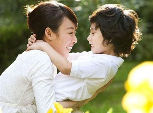 Nàng dâu trẻ dắt con ra đường sau khi "bật lại" cả nhà chồng và cái kết