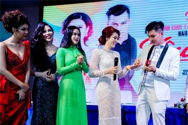 Lâm Khánh Chi mạnh tay chi hơn 2 tỷ đồng, tổ chức đám cưới tập thể cho 10 cặp đôi LGBT - Ảnh 3.