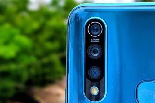 Ngoài cấu hình “khủng” trong tầm giá, pin dung lượng lớn, Vivo Z1 Pro còn được trang bị 3 camera sau. Trong đó, cảm biến chính 16 MP, khẩu độ f/1.8 cho khả năng lấy nét theo pha. Cảm biến thứ hai 8 MP, f/2.2 cho ống kính góc rộng 120 độ. Cảm biến còn lại 2 MP, f/2.4 giúp tăng độ sâu trường ảnh, chụp ảnh xóa phông. Bộ ba này được trang bị đèn flash LED, quay video 4K. 