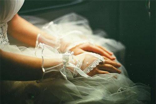 T&#xF4;i kh&#xF4;ng ng&#x1EDD; l&#x1EA1;i b&#x1ECB; ch&#x1ED3;ng &#x111;u&#x1ED5;i ra kh&#x1ECF;i c&#x1EED;a v&#xEC; m&#x1ED9;t ng&#x1B0;&#x1EDD;i &#x111;&#xE0;n b&#xE0; v&#xE0; m&#x1ED9;t &#x111;&#x1EE9;a tr&#x1EBB;